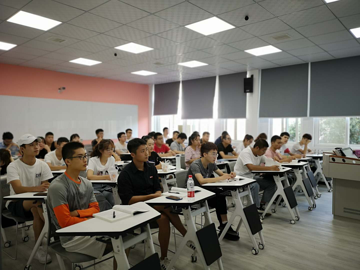 西安启光信息技术有限责任公司与西安航空学院合作共同完成智慧教室项目建设，启光信息为学校智慧校园建设提供软件硬件整体服务，包括多媒体、中控、教学软件和教室环境等一站式服务，为学校提供最有效的服务、最完备的售后保障。